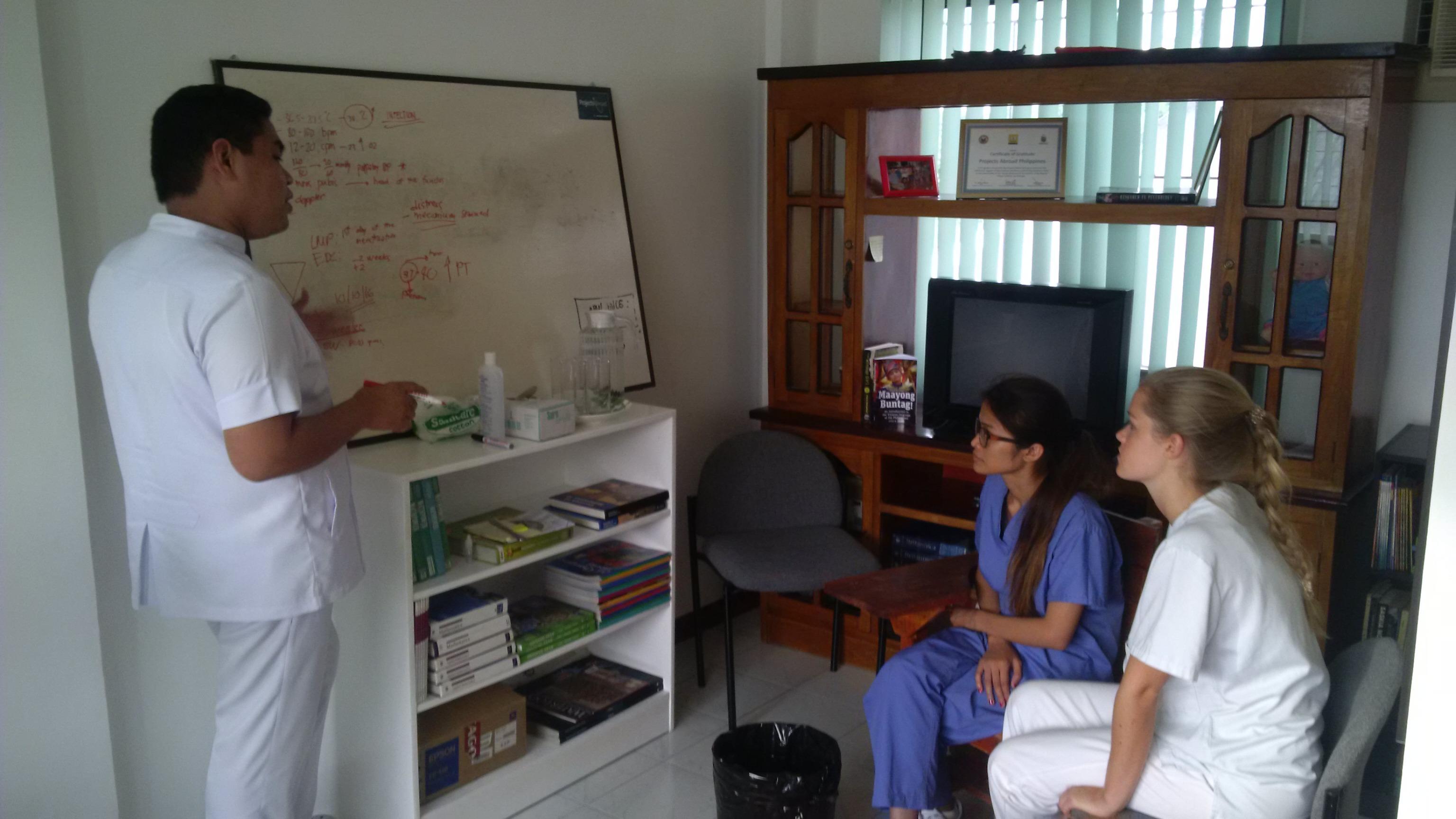 Un doctor les enseña a internas de medicina sobre signos vitales. Internas de medicina aprendiendo sobre los signos vitales durante sus prácticas médicas en Filipinas.